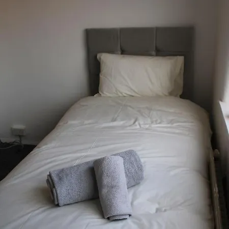Beautiful 3 Bedroom House With Parking