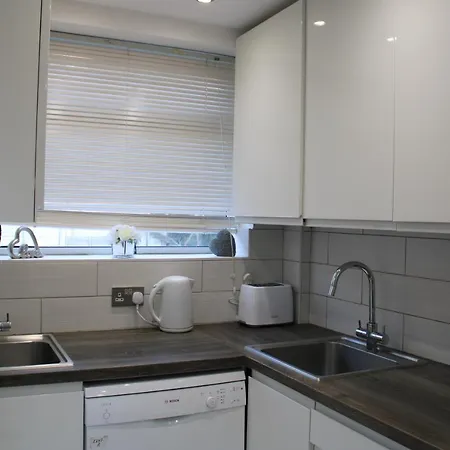 Beautiful 3 Bedroom House With Parking مانشستر