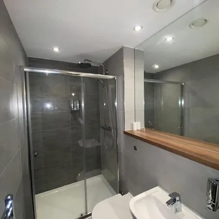 Superb Two Bedroom, Two Bathroom . Manchester