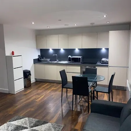 Apartment Superb Two Bedroom, Two Bathroom . *