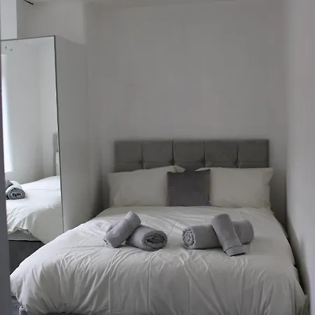 Beautiful 3 Bedroom House With Parking * Manchester