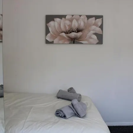 Beautiful 3 Bedroom House With Parking *