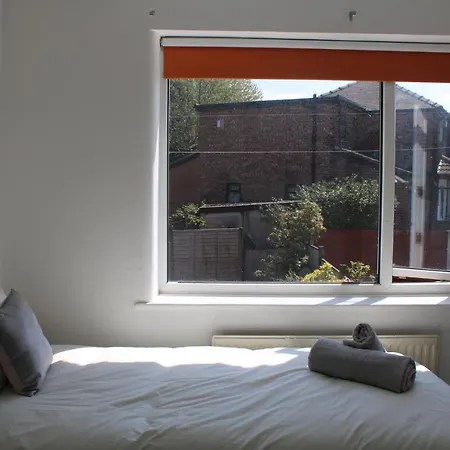 Beautiful 3 Bedroom House With Parking Manchester