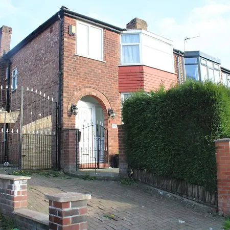 Beautiful 3 Bedroom House With Parking Manchester