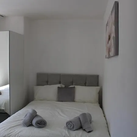 Beautiful 3 Bedroom House With Parking Holiday home *