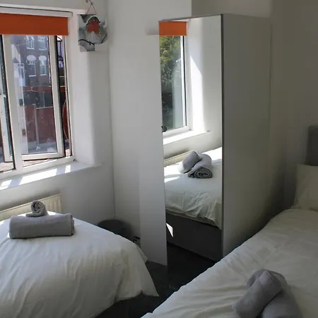 Beautiful 3 Bedroom House With Parking