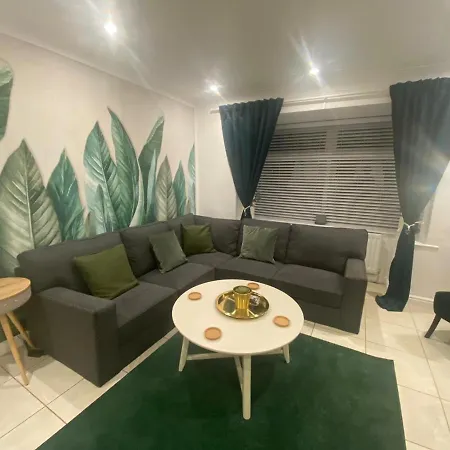 Charming 3-bed House Near Central Holiday home