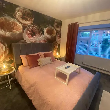 Charming 3-bed House Near Central *