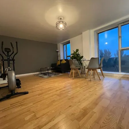 Lovely 1-bedroom With Parking Apartment *