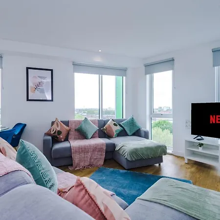 Stunning Scandi Centre Penthouse - Sleeps 10 - Parking Apartment *