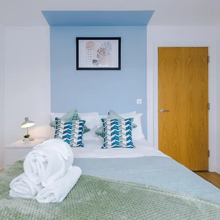 Stunning Scandi Centre Penthouse - Sleeps 10 - Parking *