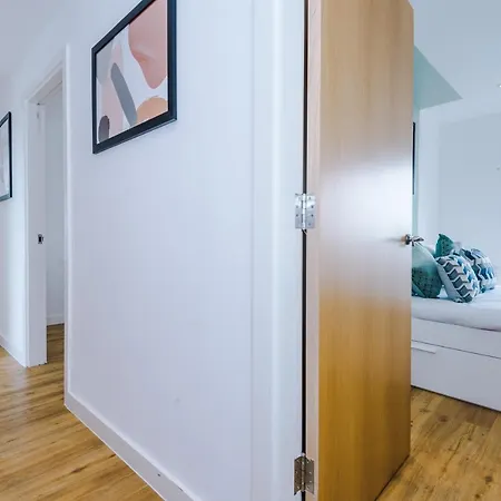 Stunning Scandi Centre Penthouse - Sleeps 10 - Parking Apartment
