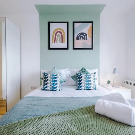 Stunning Scandi Centre Penthouse - Sleeps 10 - Parking Apartment *
