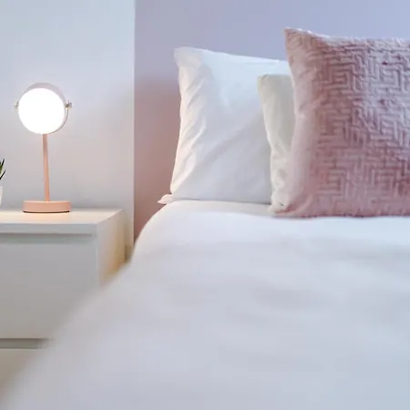 Apartment Stunning Scandi Centre Penthouse - Sleeps 10 - Parking *