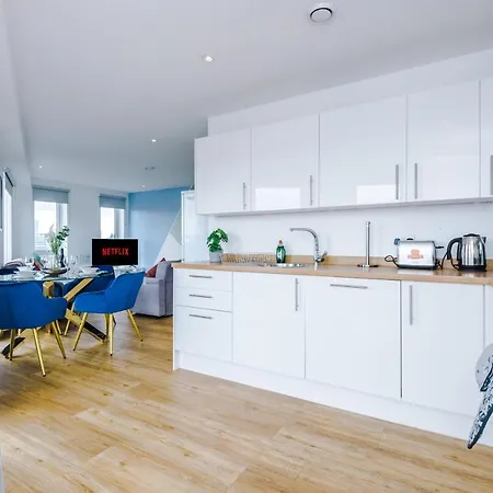Apartment Stunning Scandi Centre Penthouse - Sleeps 10 - Parking