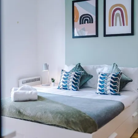 Stunning Scandi Centre Penthouse - Sleeps 10 - Parking Apartment