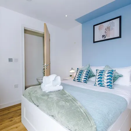Apartment Stunning Scandi Centre Penthouse - Sleeps 10 - Parking *