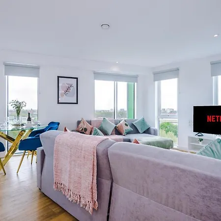 Stunning Scandi Centre Penthouse - Sleeps 10 - Parking Apartment