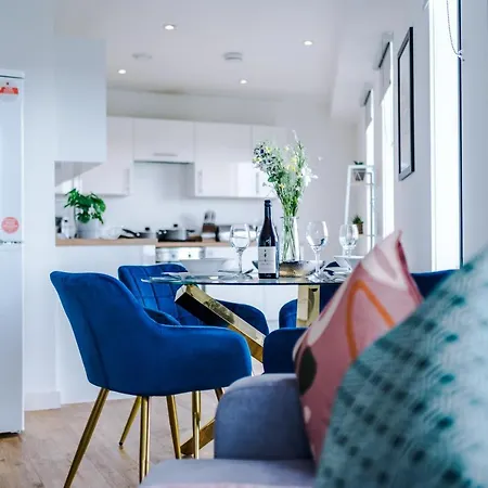 Stunning Scandi Centre Penthouse - Sleeps 10 - Parking * Manchester