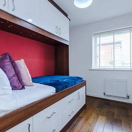 Holiday home 3 Bed Stylish Near The Etihad Stadium Manchester