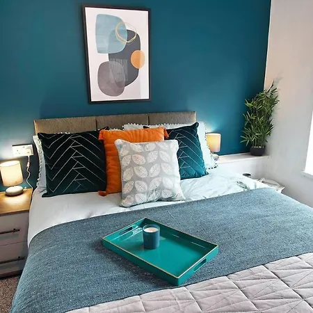 Stunning 4-Bed House In Manchester Holiday home *