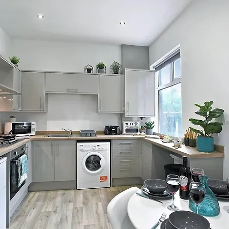 Stunning 4-Bed House In Manchester *