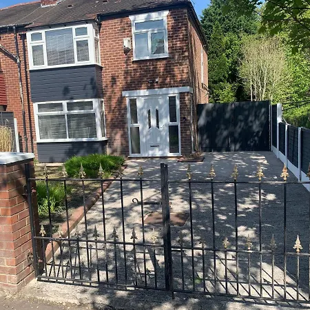 Holiday home Charming 3-bed House Near Central Manchester