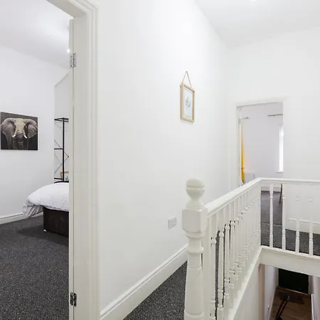 Semesterbostad Clayton House - Spacious Near Etihad Stadium *