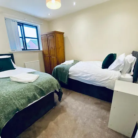 Apartment Comfortable House With Conservatory & Parking *