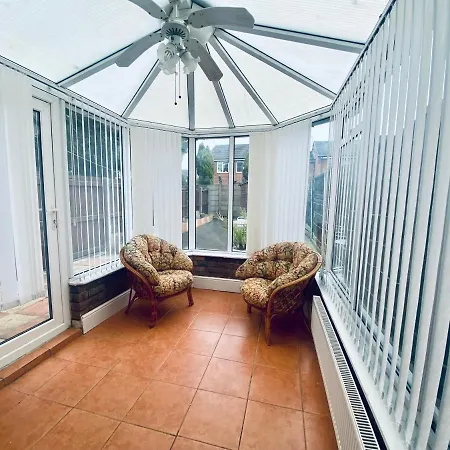 Apartment Comfortable House With Conservatory & Parking
