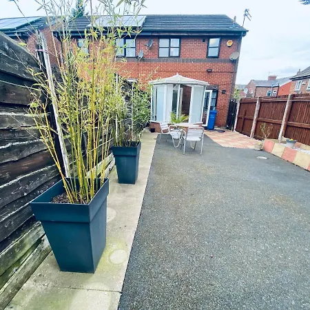 Comfortable House With Conservatory & Parking * Manchester