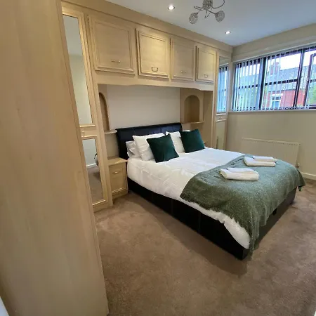 Comfortable House With Conservatory & Parking * Manchester