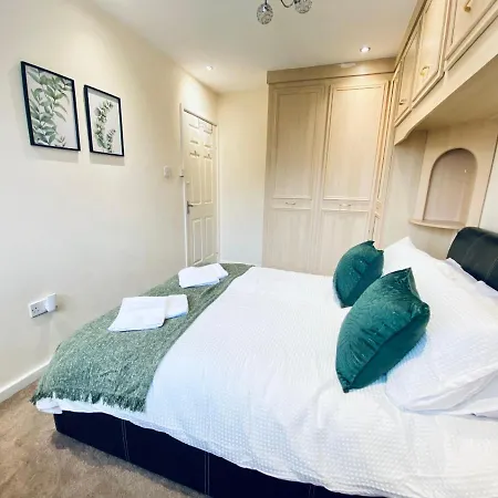 Comfortable House With Conservatory & Parking Apartment *