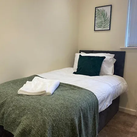Comfortable House With Conservatory & Parking Apartment *