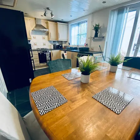 Comfortable House With Conservatory & Parking *