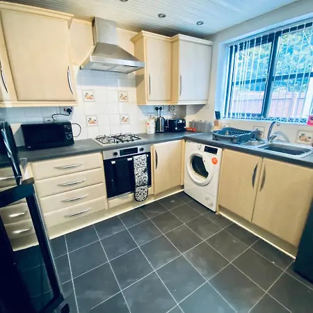 Comfortable House With Conservatory & Parking *