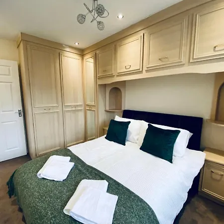 Comfortable House With Conservatory & Parking