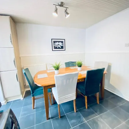 Comfortable House With Conservatory & Parking Manchester