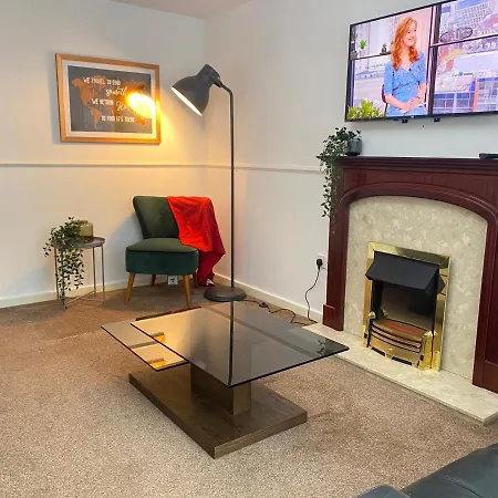 Comfortable House With Conservatory & Parking Apartment