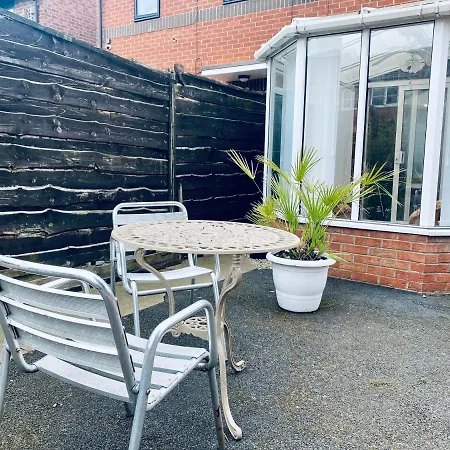 Comfortable House With Conservatory & Parking Manchester
