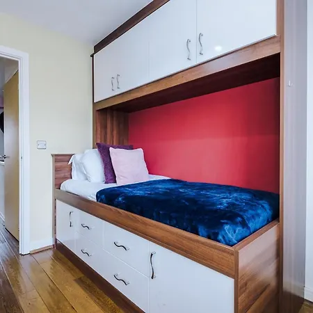 3 Bed Stylish Near The Etihad Stadium Hotel