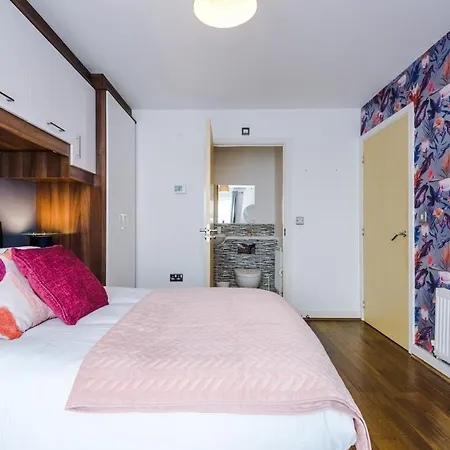 Hotel 3 Bed Stylish Near The Etihad Stadium 3*
