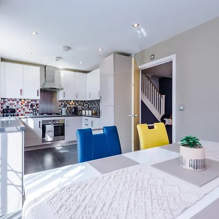 3 Bed Stylish Near The Etihad Stadium Holiday home Manchester