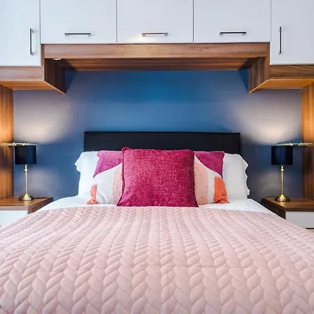3 Bed Stylish Near The Etihad Stadium *