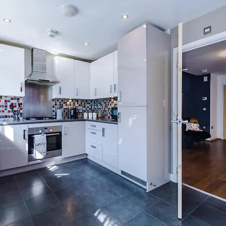 3 Bed Stylish Near The Etihad Stadium Manchester