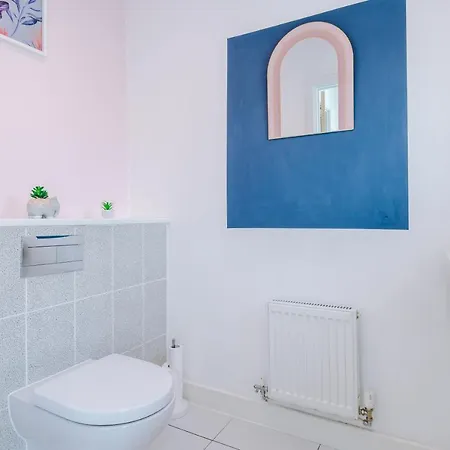Holiday home 3 Bed Stylish Near The Etihad Stadium Manchester