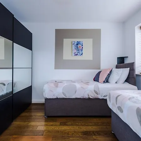 3 Bed Stylish Near The Etihad Stadium *