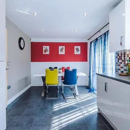 Holiday home 3 Bed Stylish Near The Etihad Stadium