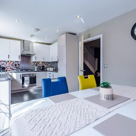 Holiday home 3 Bed Stylish Near The Etihad Stadium Manchester