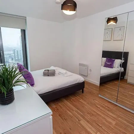 Cosy And Modern Media City Two Bedroom Apartment With Free Parking And Access To Gym & Cinema Room Manchester